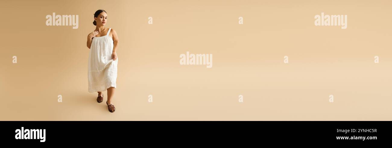 Femme de petite stature marche en toute confiance dans une robe élégante, embrassant la diversité et l'élégance. Banque D'Images Femme de petite stature marche en toute confiance dans une robe élégante, embrassant la diversité et l'élégance. Banque D'Images