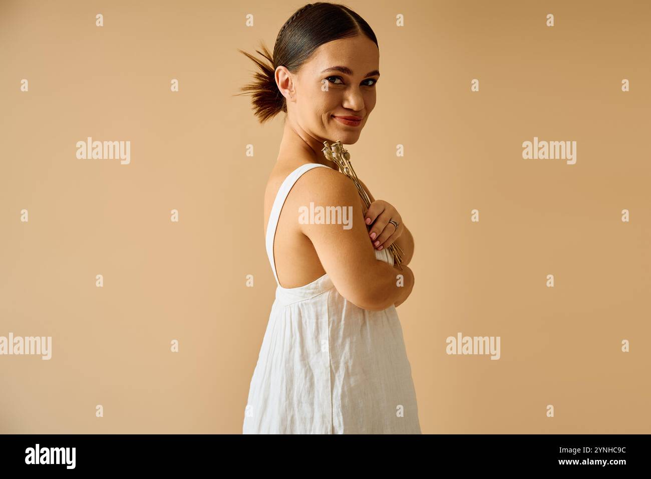 Jeune femme à la petite stature pose avec confiance dans une robe élégante, embrassant la diversité. Banque D'Images Jeune femme à la petite stature pose avec confiance dans une robe élégante, embrassant la diversité. Banque D'Images