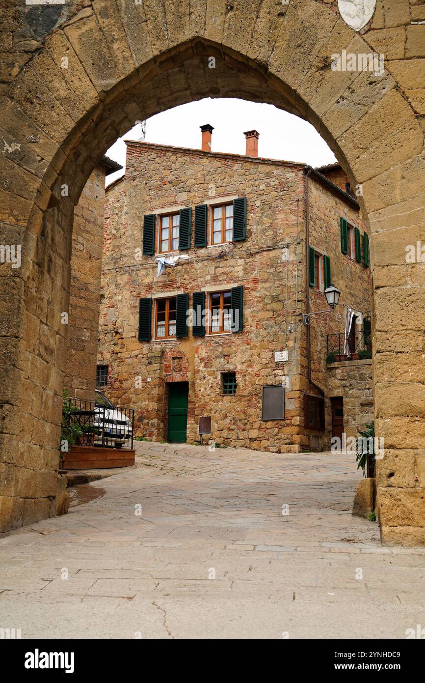 Porte d'entrée de la ville de Monticchiello. 12 mai 2023 Monticchiello, Toscane , Italie Banque D'Images