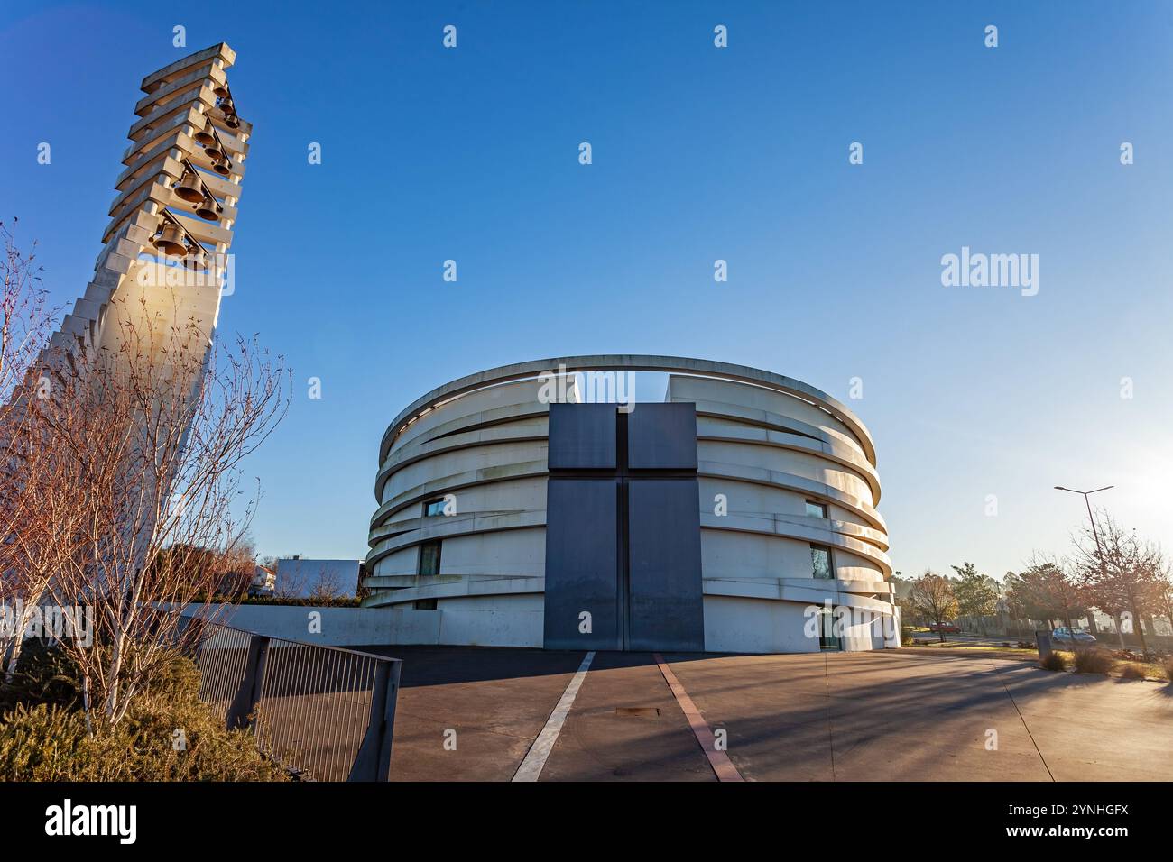 Vila Nova de Famalicao, Portugal - 23 novembre 2024 : église Igreja de Sao Tiago de Antas à l'aube. Église nouvelle et moderne avec une forme elliptique. Poste Banque D'Images