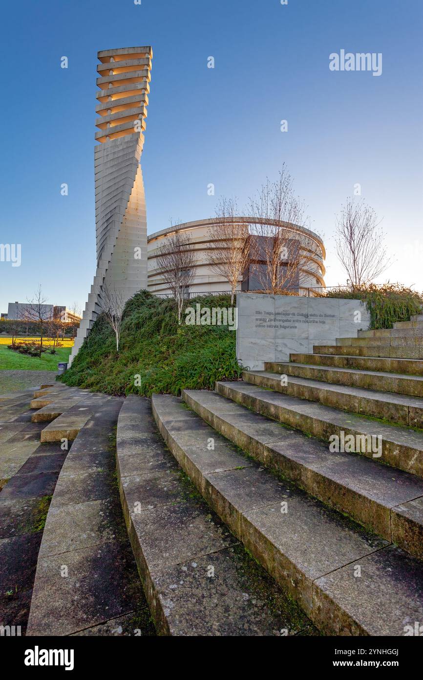 Vila Nova de Famalicao, Portugal - 23 novembre 2024 : église Igreja de Sao Tiago de Antas à l'aube. Église nouvelle et moderne avec une forme elliptique. Poste Banque D'Images