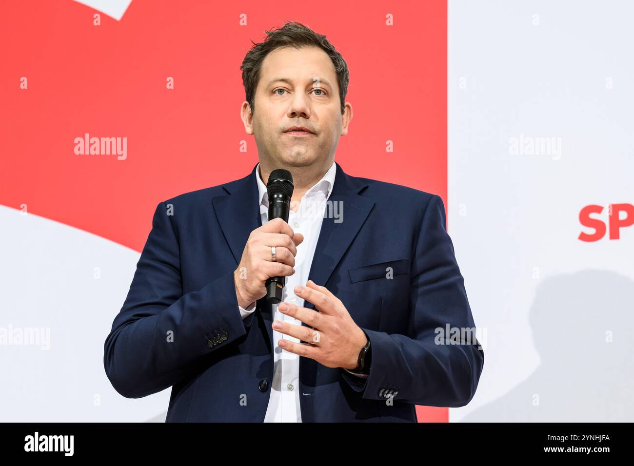 Berlin, Deutschland. 25 novembre 2024. GER, Berlin, Pressekonferenz, Pressekonferenz mit den SPD-Vorsitzenden Saskia Esken und Lars Klingbeil sowie Olaf Scholz nach Gremiensitzung, SPD, Politik im Atrium, Willy-Brandt-Haus, im Bild v.l. : Lars Klingbeil, 25.11. 2024, . Crédit : HMB Media/Alamy Live News Banque D'Images