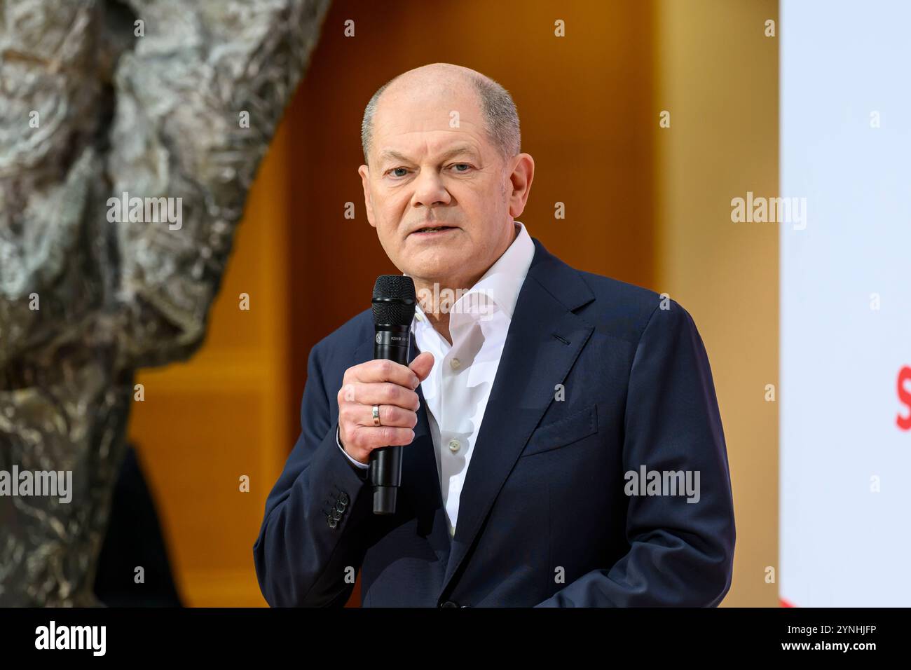 Berlin, Deutschland. 25 novembre 2024. GER, Berlin, Pressekonferenz, Pressekonferenz mit den SPD-Vorsitzenden Saskia Esken und Lars Klingbeil sowie Olaf Scholz nach Gremiensitzung, SPD, Politik im Atrium, Willy-Brandt-Haus, im Bild v.l. : OLAF Scholz, 25.11. 2024, . Crédit : HMB Media/Alamy Live News Banque D'Images