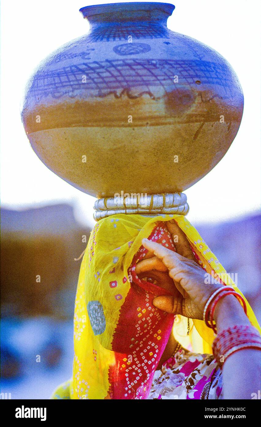 Inde, Rajasthan. femme avec un pot d'eau. Banque D'Images