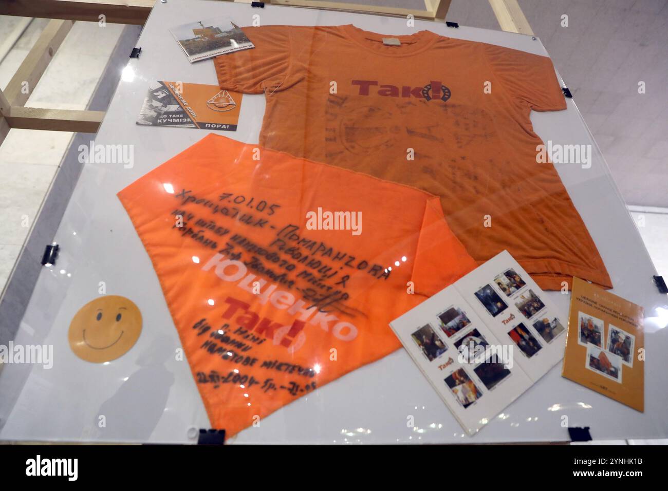 KIEV, UKRAINE - 22 NOVEMBRE 2024 - le Centre national de la Maison ukrainienne accueille l’exposition We Can’t Be Defeated marquant le 20e anniversaire de la Révolution orange, Kiev, capitale de l’Ukraine. Banque D'Images