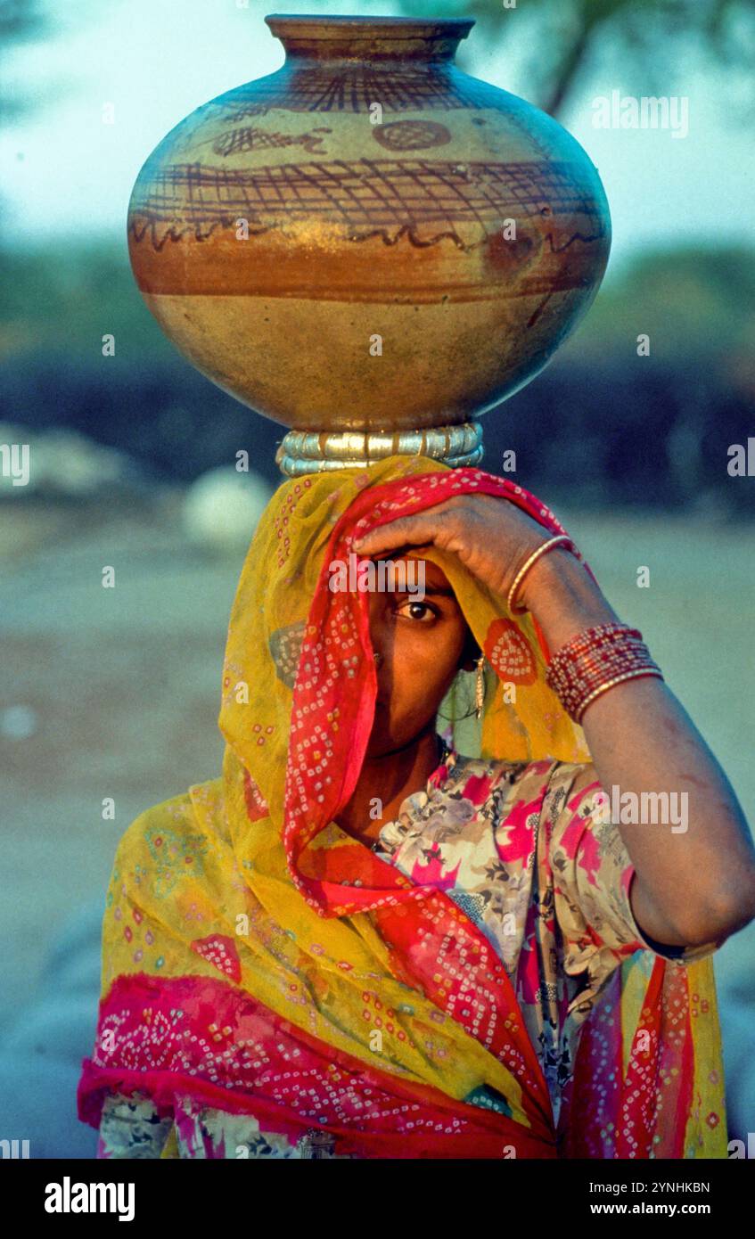 Inde, Rajasthan. femme avec un pot d'eau. Banque D'Images