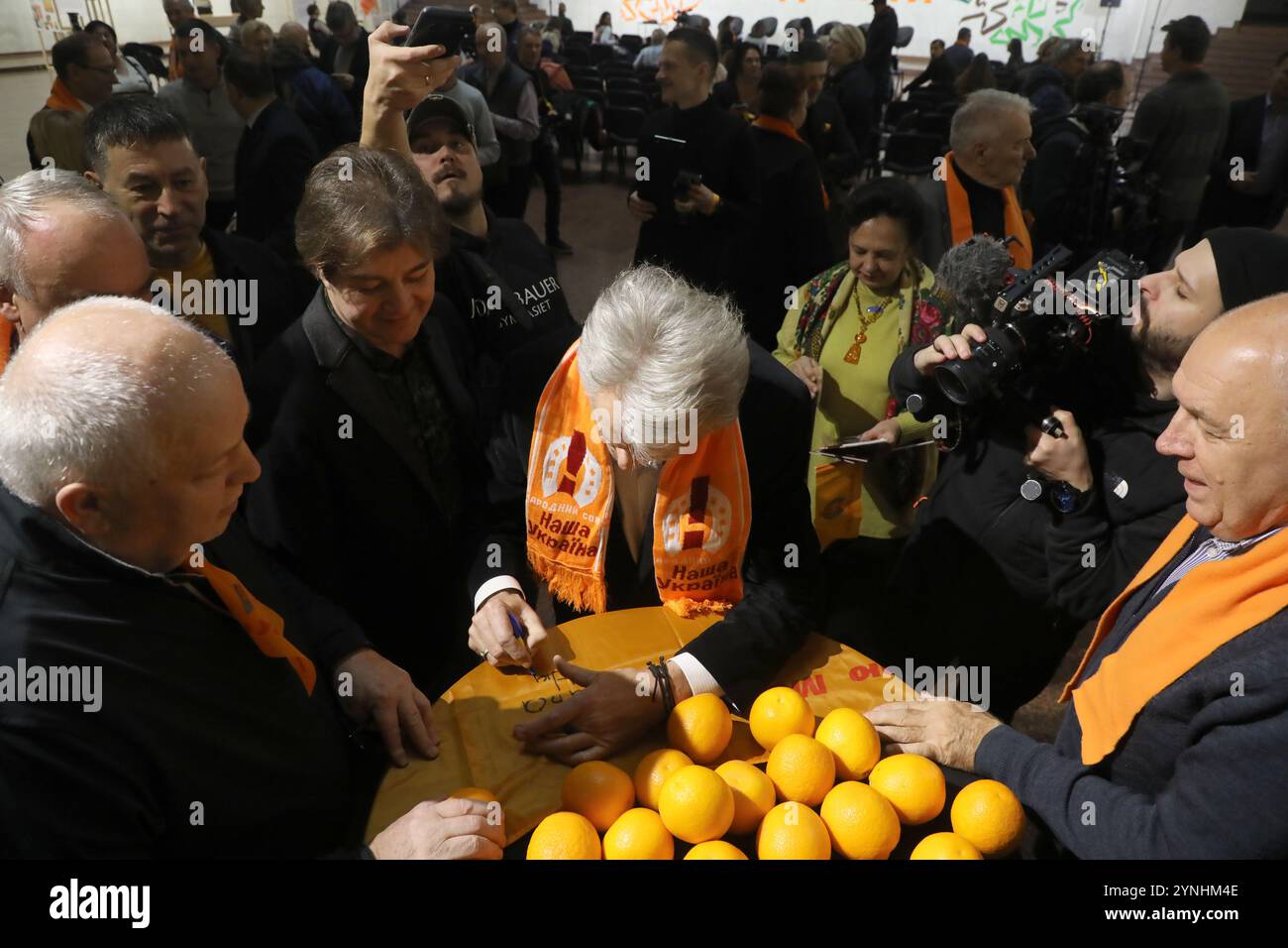 KIEV, UKRAINE - 22 NOVEMBRE 2024 - le 3ème président de l'Ukraine Viktor Iouchtchenko signe des autographes lors de l'ouverture de l'exposition We Can't Be Defeated marquant le 20ème anniversaire de la révolution orange au Centre National de la Maison ukrainienne, Kiev, capitale de l'Ukraine. Banque D'Images