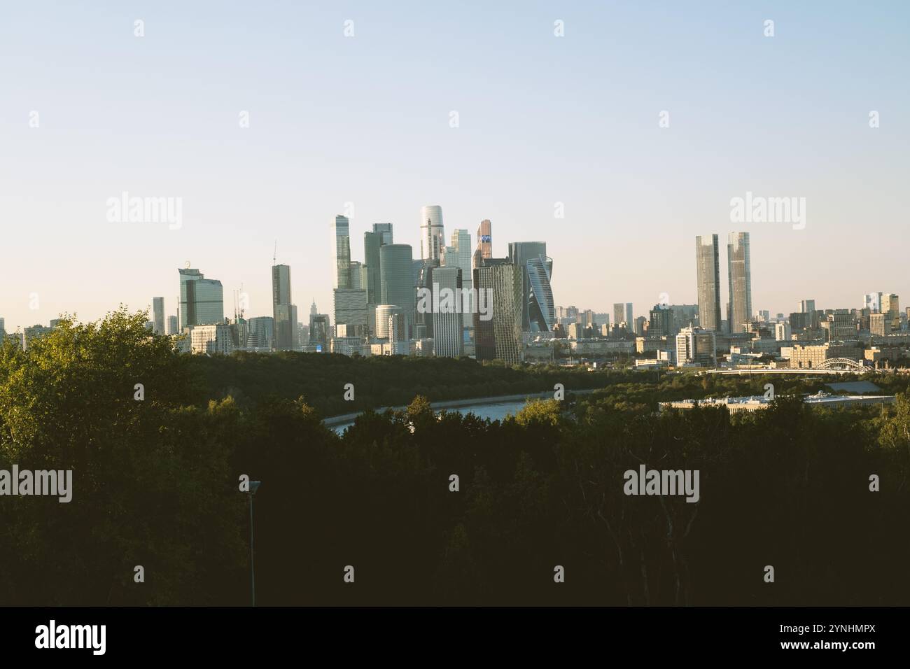 Moscou, Russie - 16 août 2024 : vue captivante sur les gratte-ciels de Moscou au coucher du soleil, vue depuis un téléphérique, mettant en valeur l'architecture moderne Banque D'Images