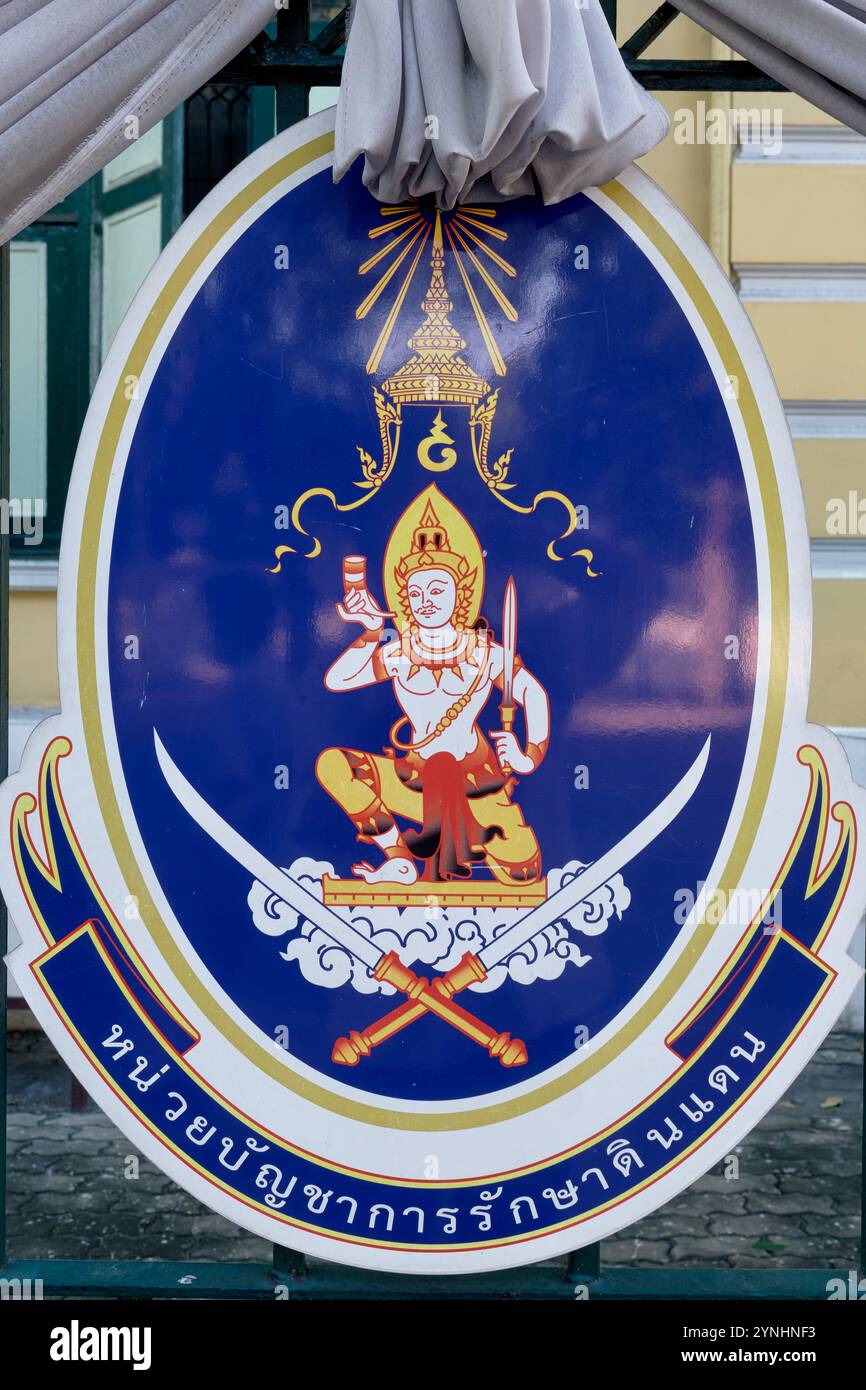 Un manteau d'armes à l'extérieur du musée du roi Rama VI (roi Vajiravudh), un musée d'histoire militaire dans le district de Phra Nakhon, Bangkok, Thaïlande Banque D'Images