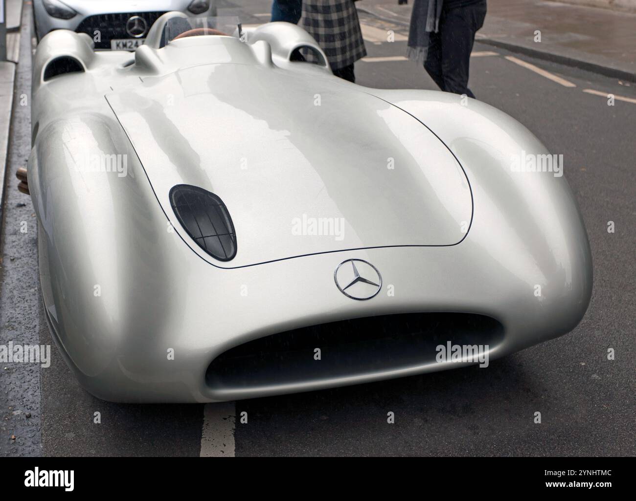 Vue d'une Mercedes-Benz W 196 R Show car de 1955, avec carrosserie profilée dans le centre commercial Pall Mall, pendant le spectaculaire St James Motoring de 2024 Banque D'Images