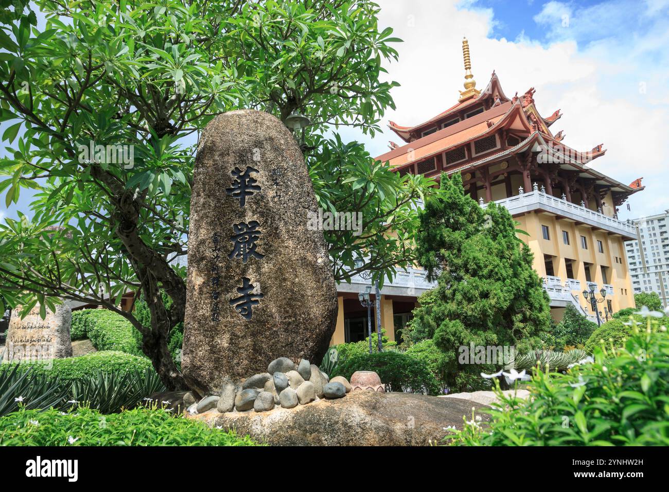 Hue Nghiem Pagoda in 299B Luong Dinh Cua Street, Binh Khanh Ward, District 2, Hô Chi Minh ville 70000, Vietnam Banque D'Images