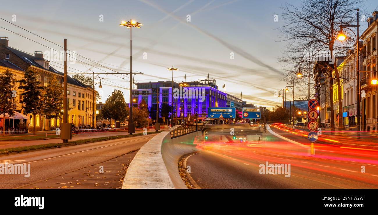 Feux de circulation flous devant le Willemstunnel dans le centre-ville hollandais d'Arnhem, pays-Bas Banque D'Images