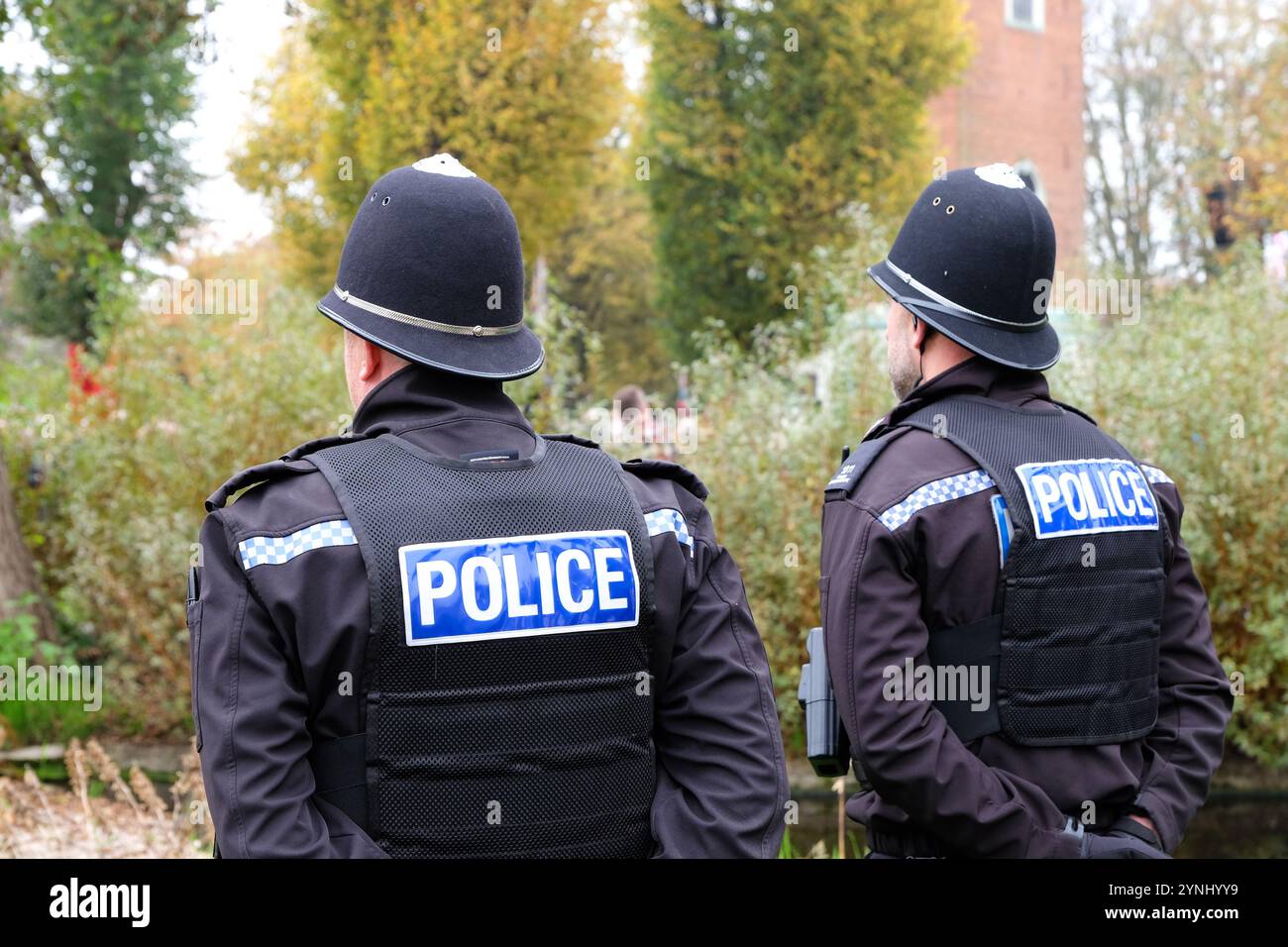 deux policiers en patrouille Banque D'Images
