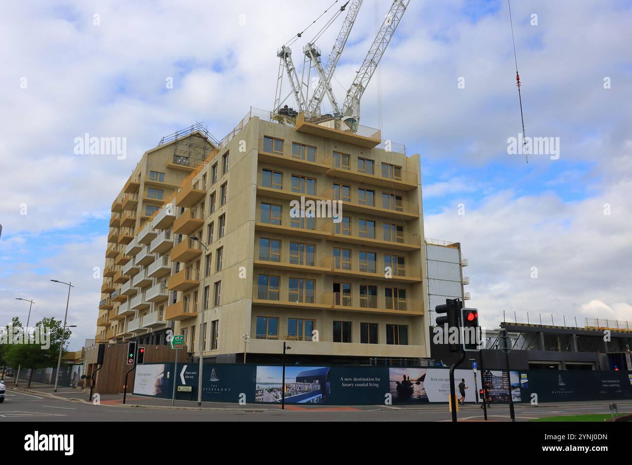 Poole, Dorset, Angleterre. 2 octobre 2024. Appartements en bord de mer en construction à côté du pont Twin Sales. Banque D'Images