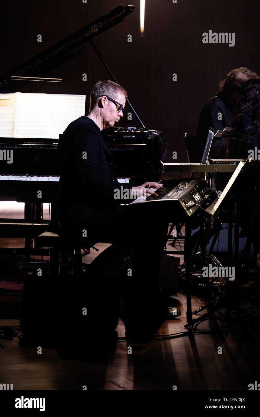 Copenhague, Danemark. 25 novembre 2024. Le compositeur et musicien germano-britannique Max Richter donne un concert au DR Koncerthuset à Copenhague. Crédit : Gonzales photo/Alamy Live News Banque D'Images