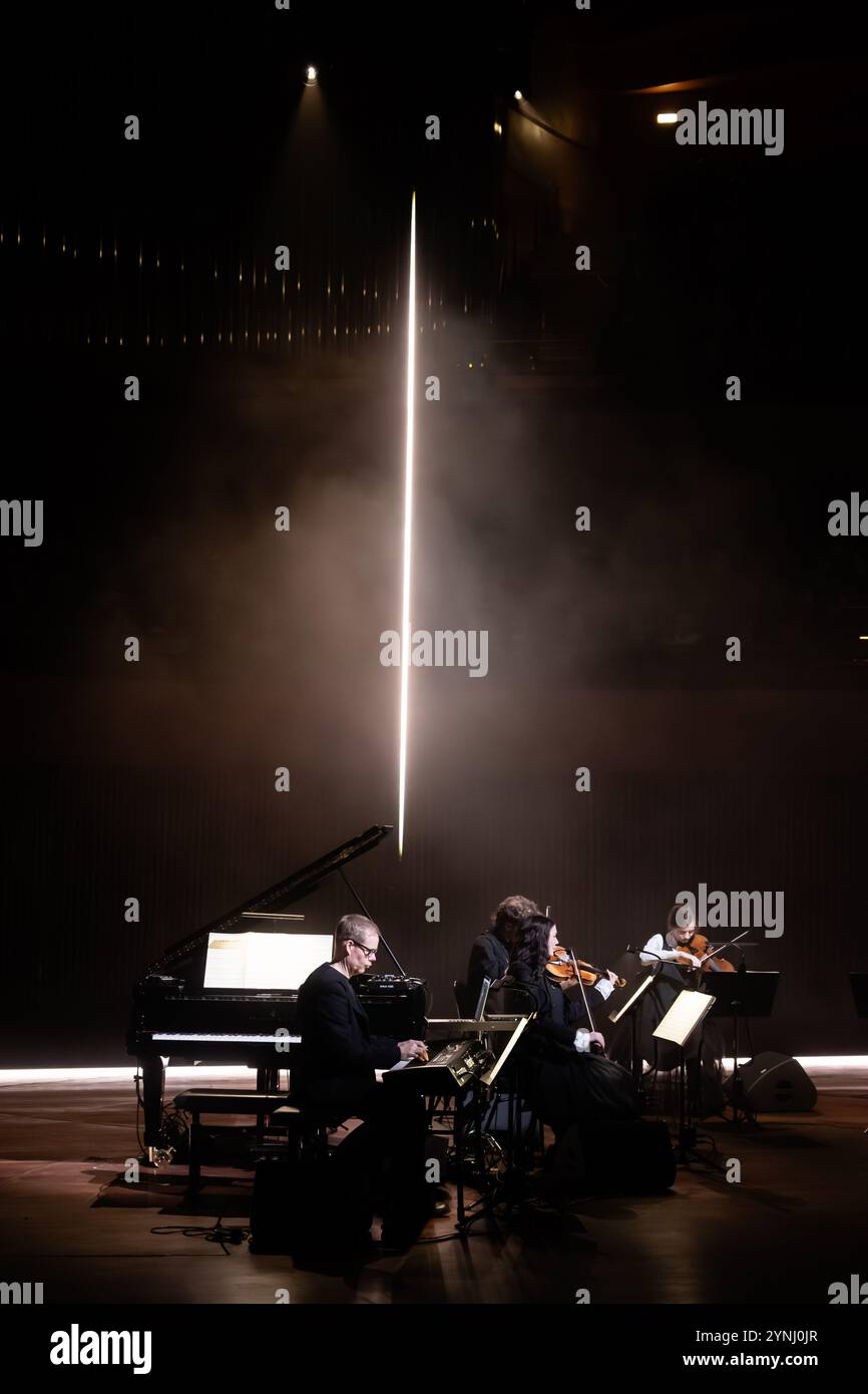 Copenhague, Danemark. 25 novembre 2024. Le compositeur et musicien germano-britannique Max Richter donne un concert au DR Koncerthuset à Copenhague. Crédit : Gonzales photo/Alamy Live News Banque D'Images