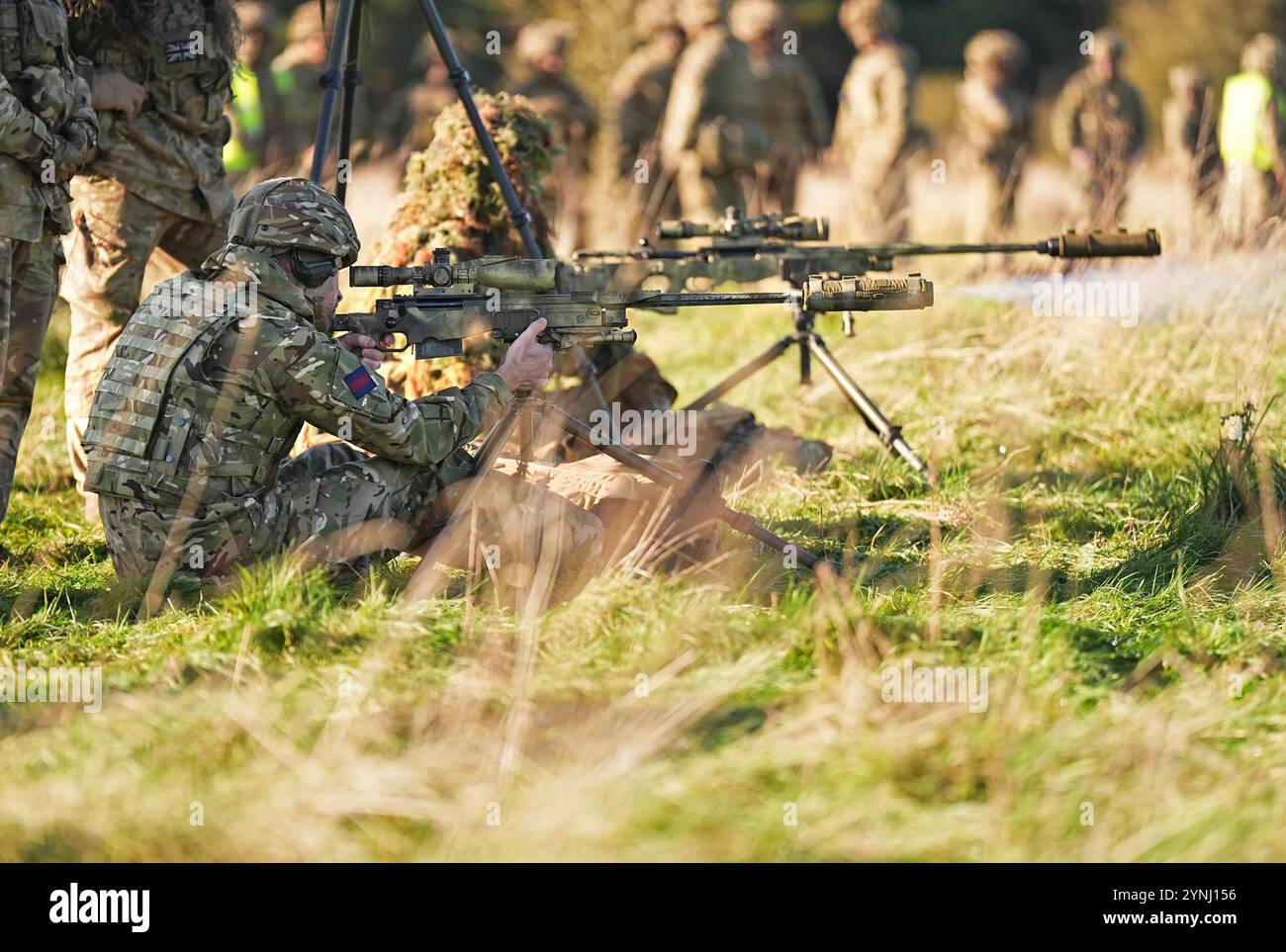 Le prince de Galles, colonel des Welsh Guards, tire un fusil de tireur d'élite lors d'une visite au 1er bataillon Welsh Guards à Salisbury Plain, Wiltshire, pour entendre comment ils sont passés du service cérémonial à l'armée de campagne. Date de la photo : mardi 26 novembre 2024. Banque D'Images