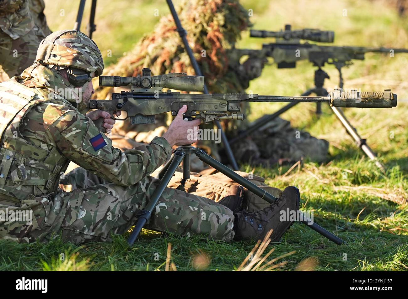 Le prince de Galles, colonel des Welsh Guards, tire un fusil de tireur d'élite lors d'une visite au 1er bataillon Welsh Guards à Salisbury Plain, Wiltshire, pour entendre comment ils sont passés du service cérémonial à l'armée de campagne. Date de la photo : mardi 26 novembre 2024. Banque D'Images