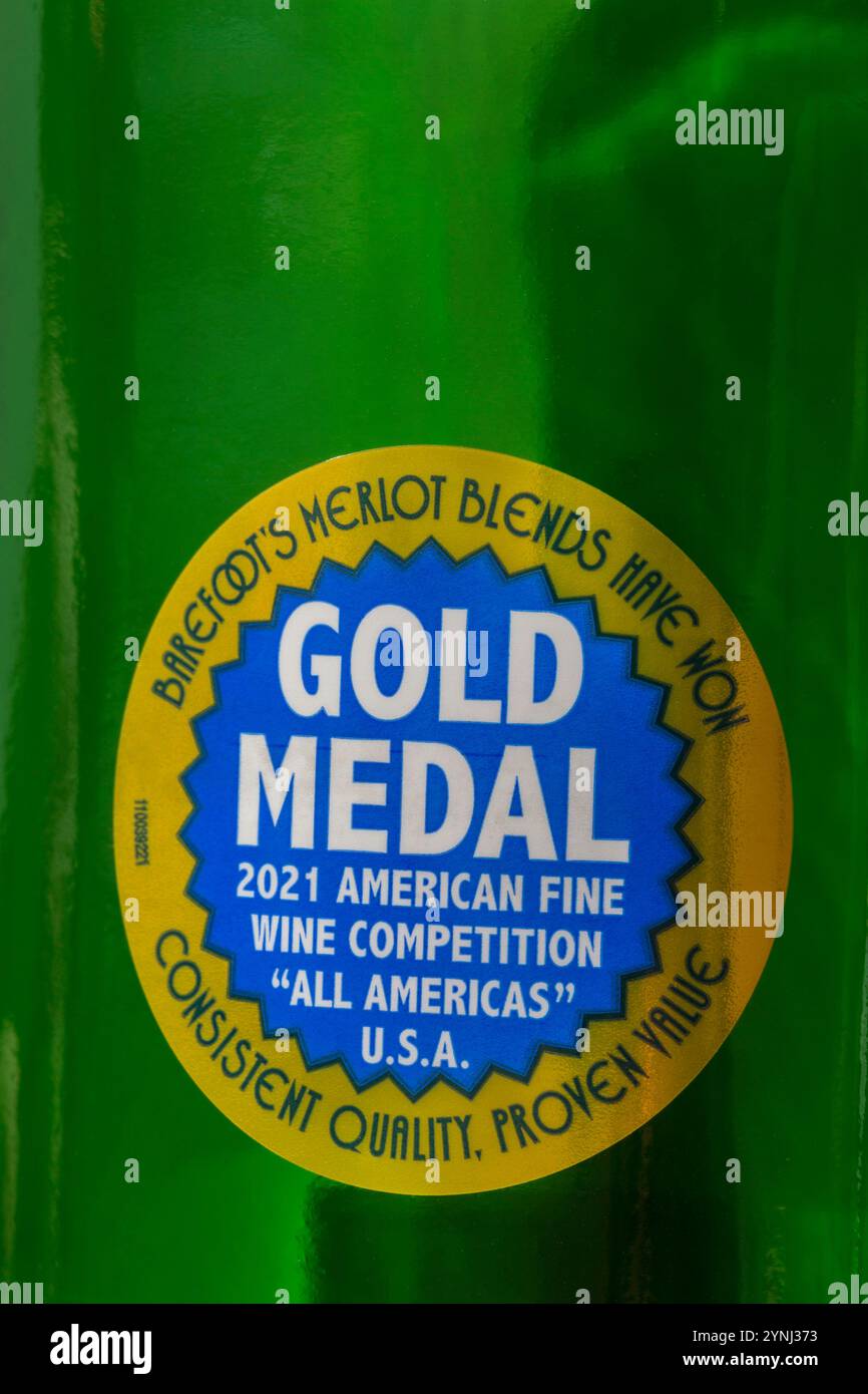 Étiquette médaille d'or sur une bouteille de vin rouge Barefoot Merlot - les mélanges Barefoots Merlot ont remporté le concours American Fine Wine 2021 Banque D'Images