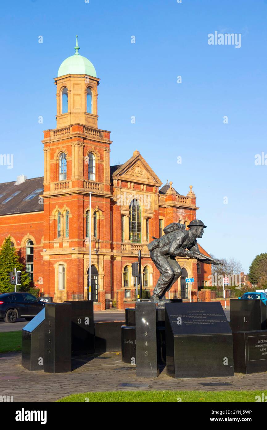 Stanley Hollis VC Memorial Statue en bronze en position accroupie portant un casque devant l'ancien appartements de la synagogue linthorpe route middlesbrough Banque D'Images