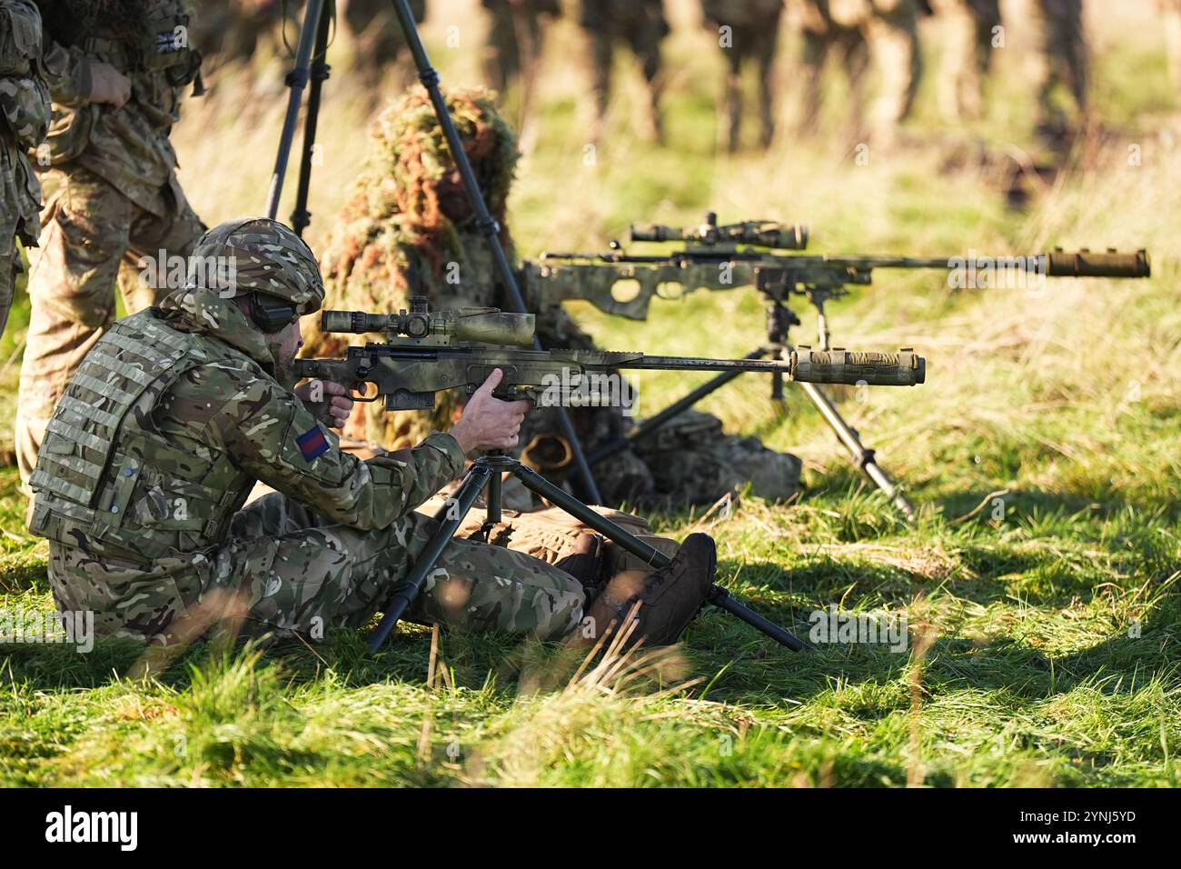 Le prince de Galles, colonel des Welsh Guards, tire un fusil de tireur d'élite lors d'une visite au 1er bataillon Welsh Guards à Salisbury Plain, Wiltshire, pour entendre comment ils sont passés du service cérémonial à l'armée de campagne. Date de la photo : mardi 26 novembre 2024. Banque D'Images