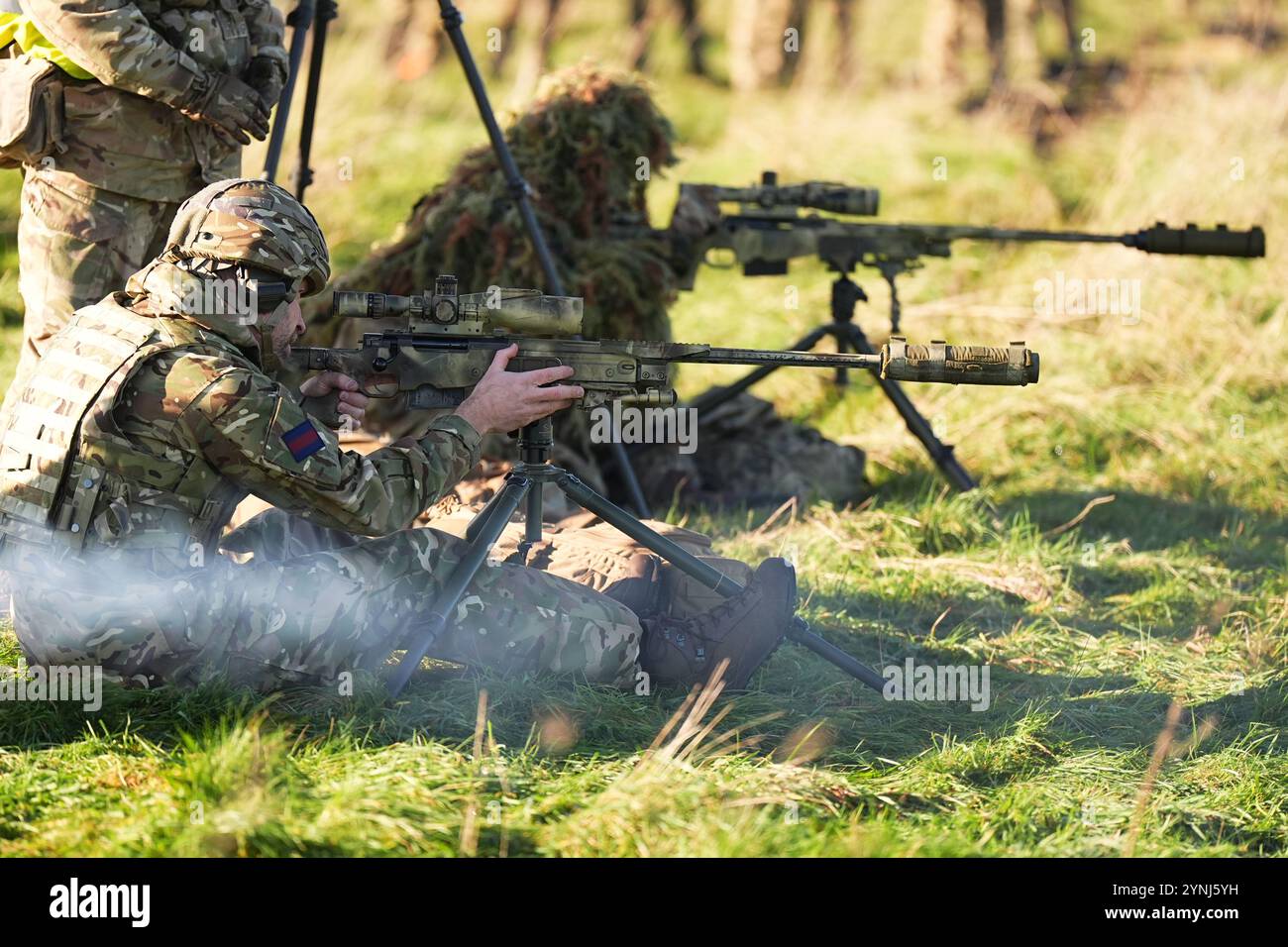 Le prince de Galles, colonel des Welsh Guards, tire un fusil de tireur d'élite lors d'une visite au 1er bataillon Welsh Guards à Salisbury Plain, Wiltshire, pour entendre comment ils sont passés du service cérémonial à l'armée de campagne. Date de la photo : mardi 26 novembre 2024. Banque D'Images