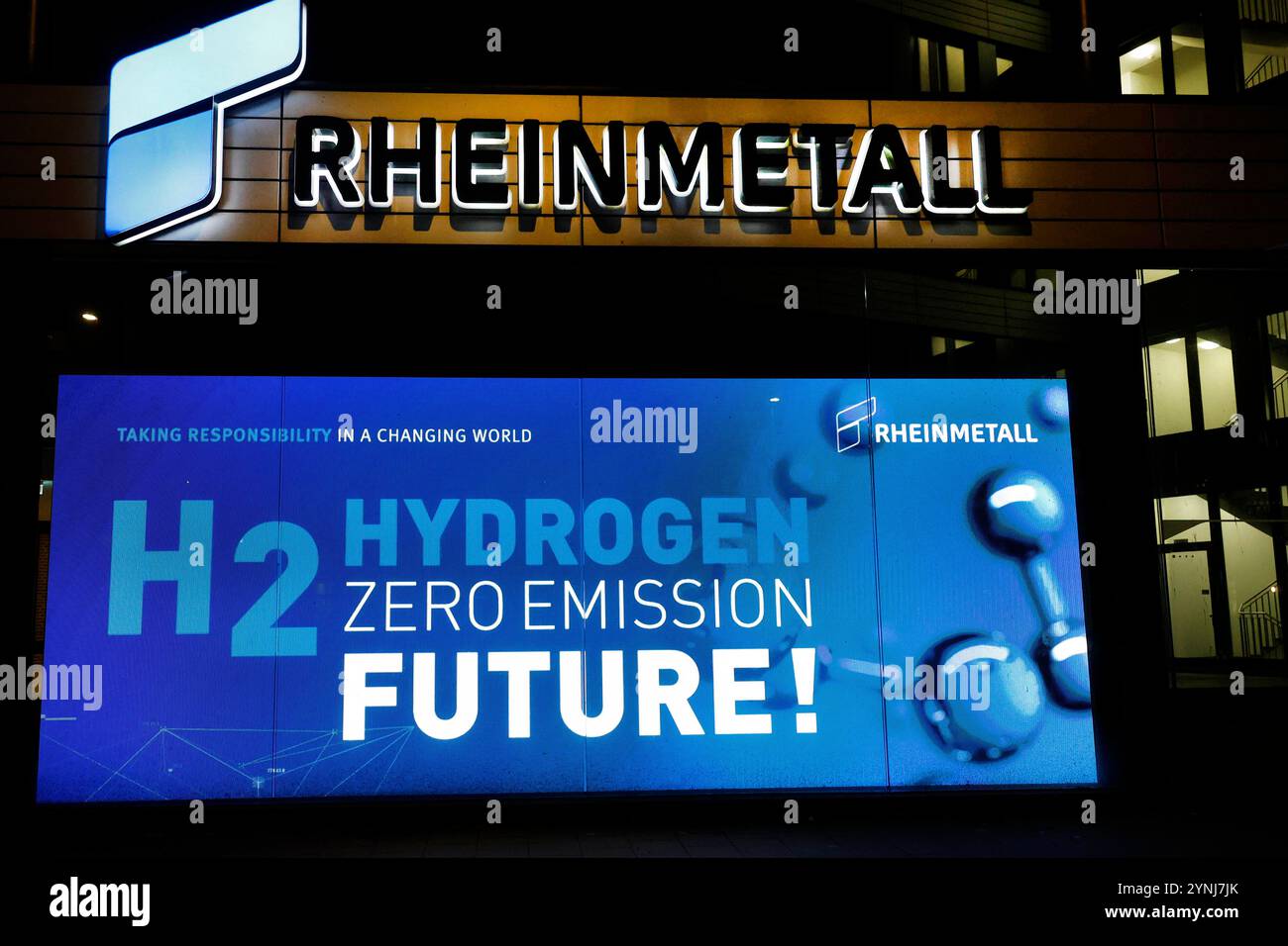 Düsseldorf 24.11.2024 Konzernzentrale des Stahl- und Rüstungskonzerns Rheinmetall, Düsseldorf, Rheinland, Rhénanie-du-Nord-Westphalie, Deutschland, Europa Werbung am Hauptgebäude der Konzernzentrale des deutschen Rüstungskonzern Rheinmetall für Hydrogen an Foto : Norbert Schmidt,Düsseldorf Banque D'Images