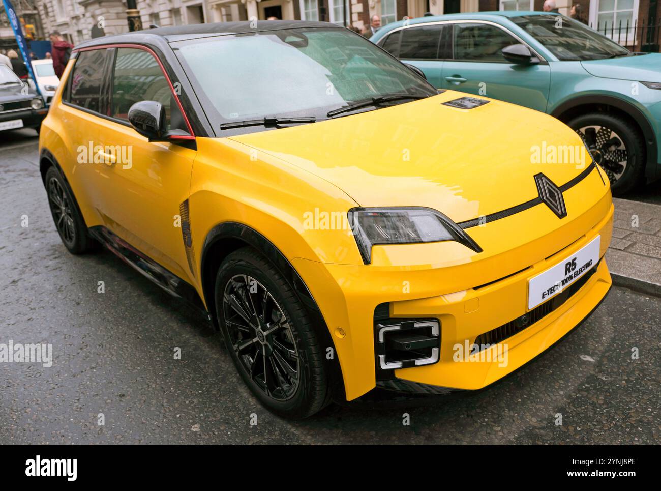 Vue de trois quarts de face d'une voiture électrique Yellow, Renault 5 E-Tech, réalisée en hommage à la Renault 5 originale dans le style, exposée au Pall Mall, Banque D'Images