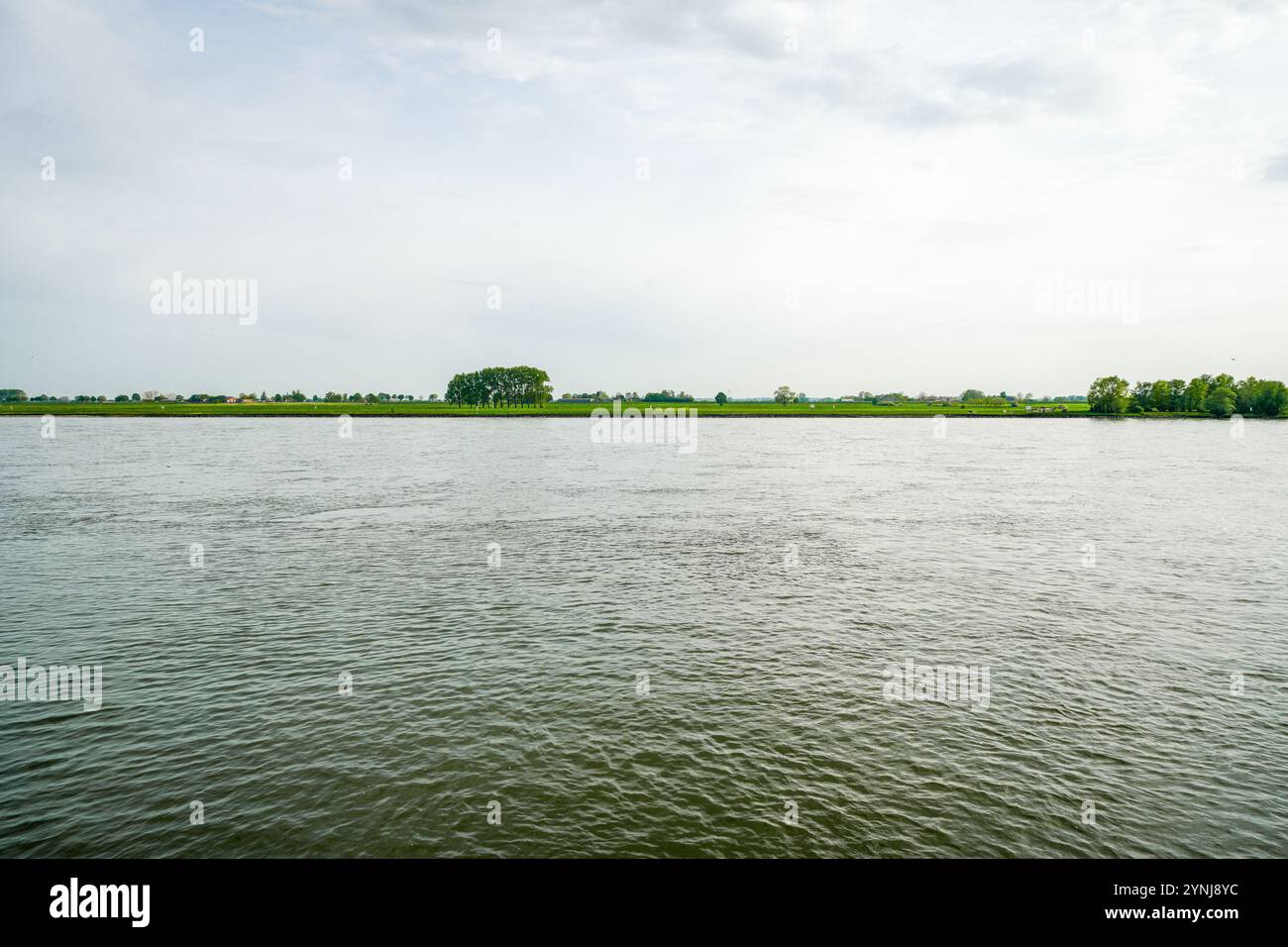 Vue sur le Rhin depuis la promenade près d'Emmerich am Rhein. Banque D'Images