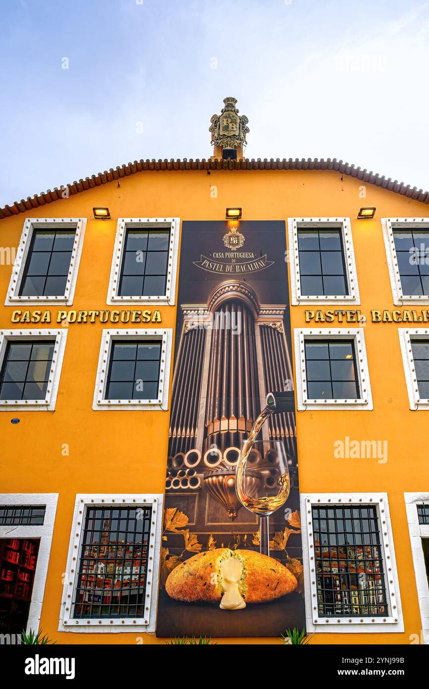 Porto, Portugal - 17 juillet 2024 : façade du bâtiment avec le panneau “Casa Portuguesa do Pastel de Bacalhau.” Banque D'Images