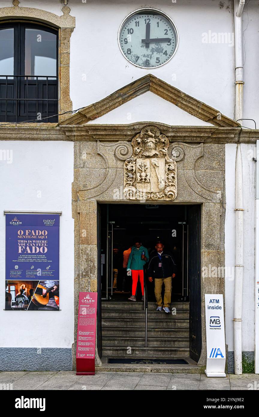 Porto, Portugal - 17 juillet 2024 : les gens à l'entrée de la cave à vin Calem, avec la façade de l'ancien bâtiment avec une horloge et un manteau de Banque D'Images