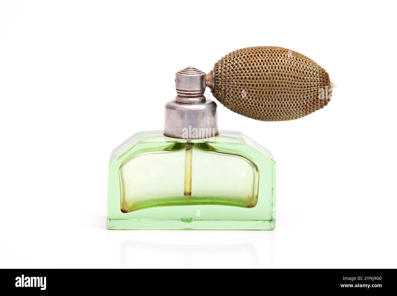 Plan studio d'un flacon de parfum vintage isolé sur blanc Banque D'Images