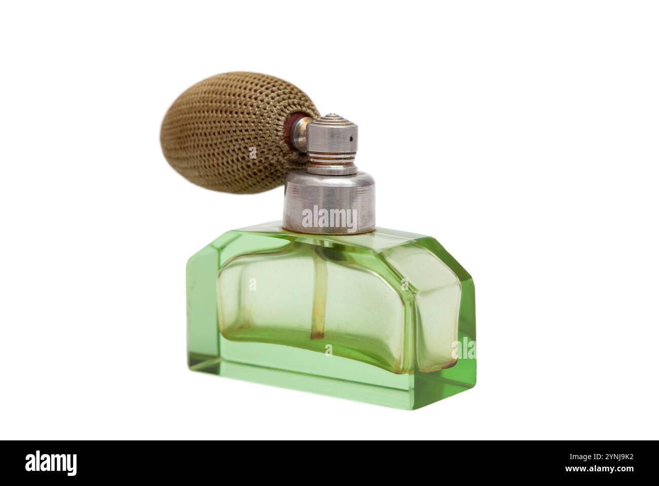 Plan studio d'un flacon de parfum vintage isolé sur blanc Banque D'Images