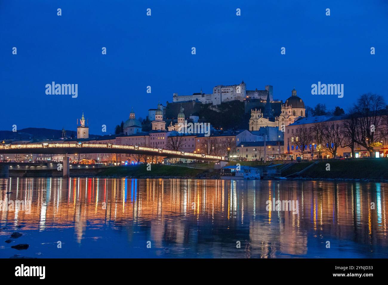 Der Makartsteg in der Zeit des weltberühmten Christkindlmarkt auf dem Domplatz und Residenzplatz von Salzburg, Österreich Banque D'Images