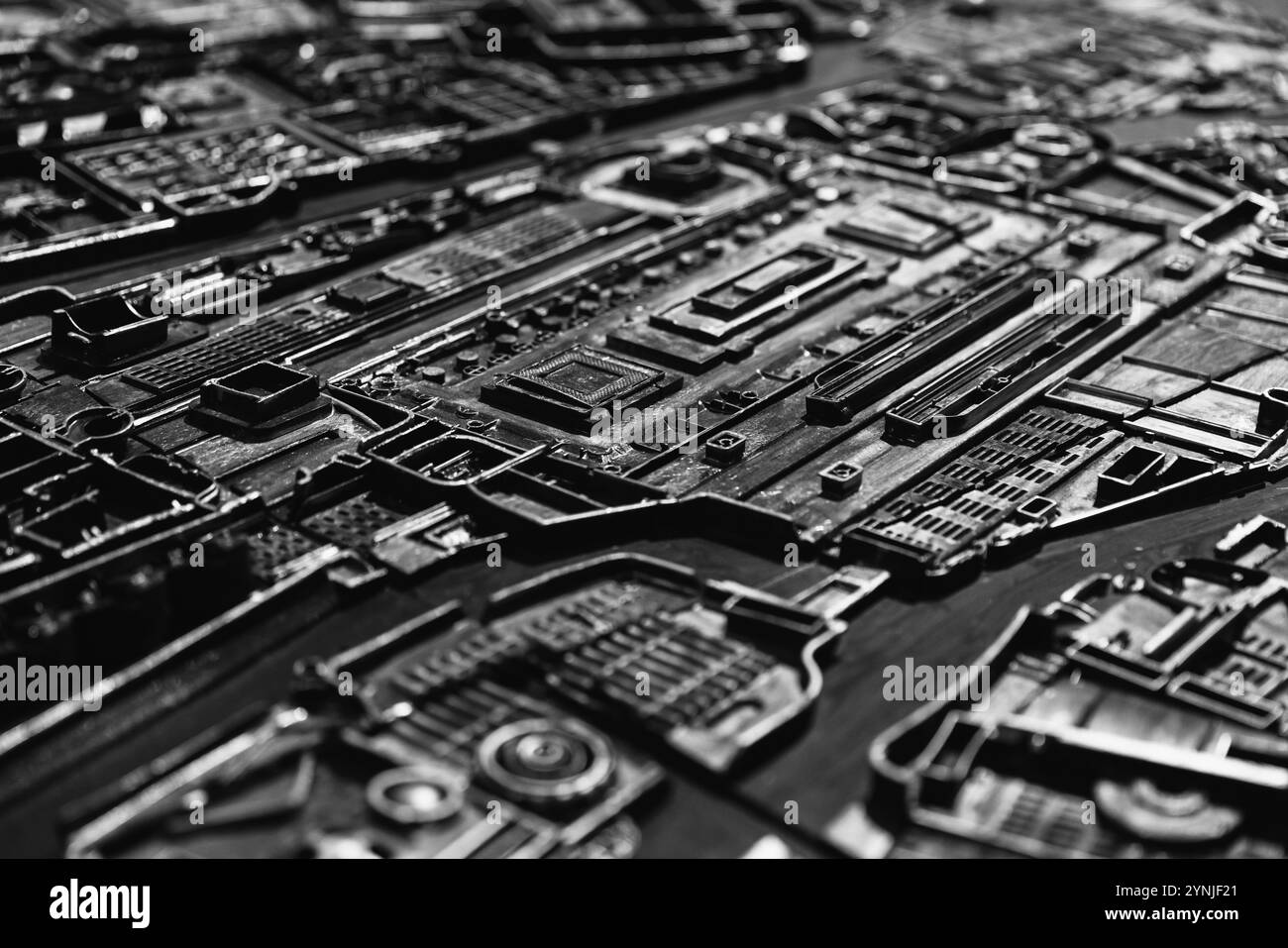 Fond de panneau industriel abstrait, motif de détails en plastique noir chaotique, photo noir et blanc avec flou sélectif Banque D'Images
