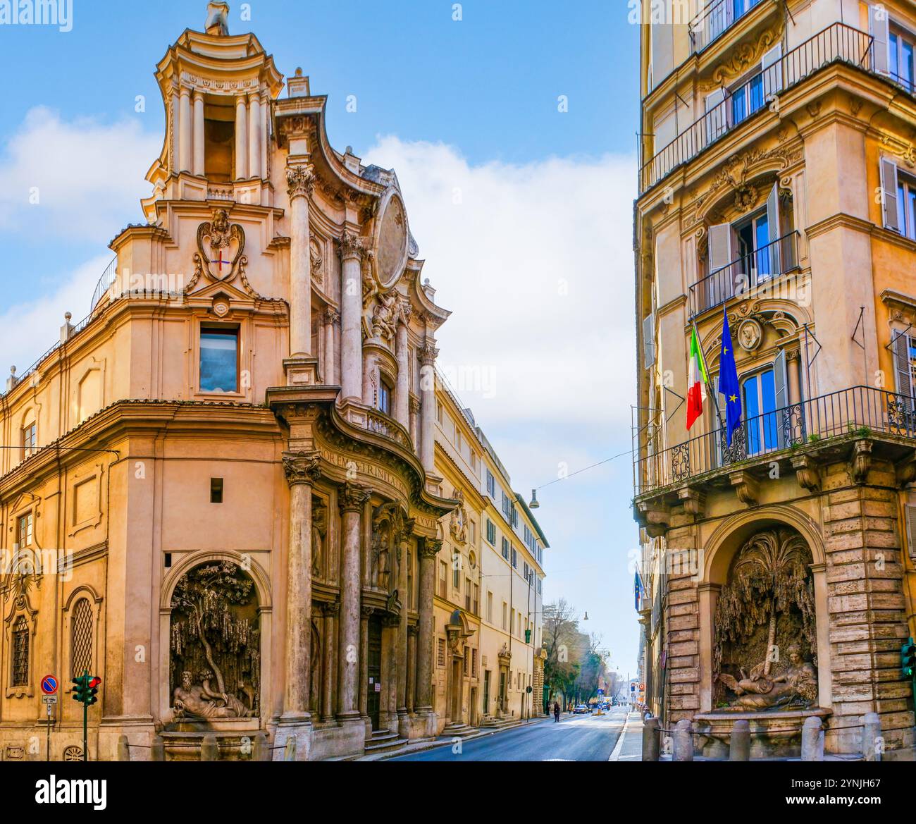 Panorama de la via delle Quattro Fontane avec deux fontaines encastrées dans les murs, Rome, Italie Banque D'Images