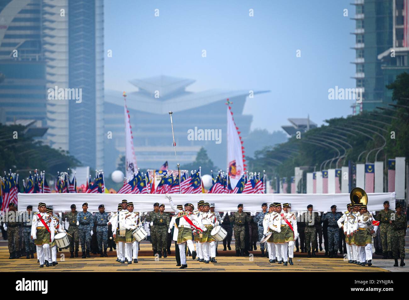 Drum Major de l'armée jetant sa masse en l'air lors de la fête nationale de Malaisie le 31 août à Putrajaya Banque D'Images