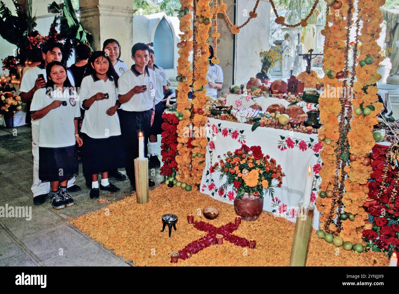 Créateurs d'Altar, célébrant la fin de leur travail pour le concours Altar de Muertos, Fiesta de Muertos, cimetière San Miguel, Oaxaca, Mexique Banque D'Images