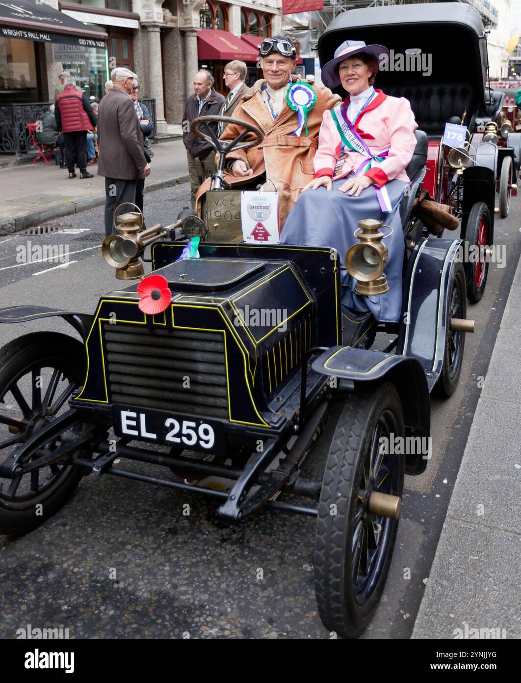 Homme et femme posent dans leur Siddeley de 1904, portant des tenues célébrant l'émancipation des femmes, et le mouvement suffragette, à Pall Mall Banque D'Images