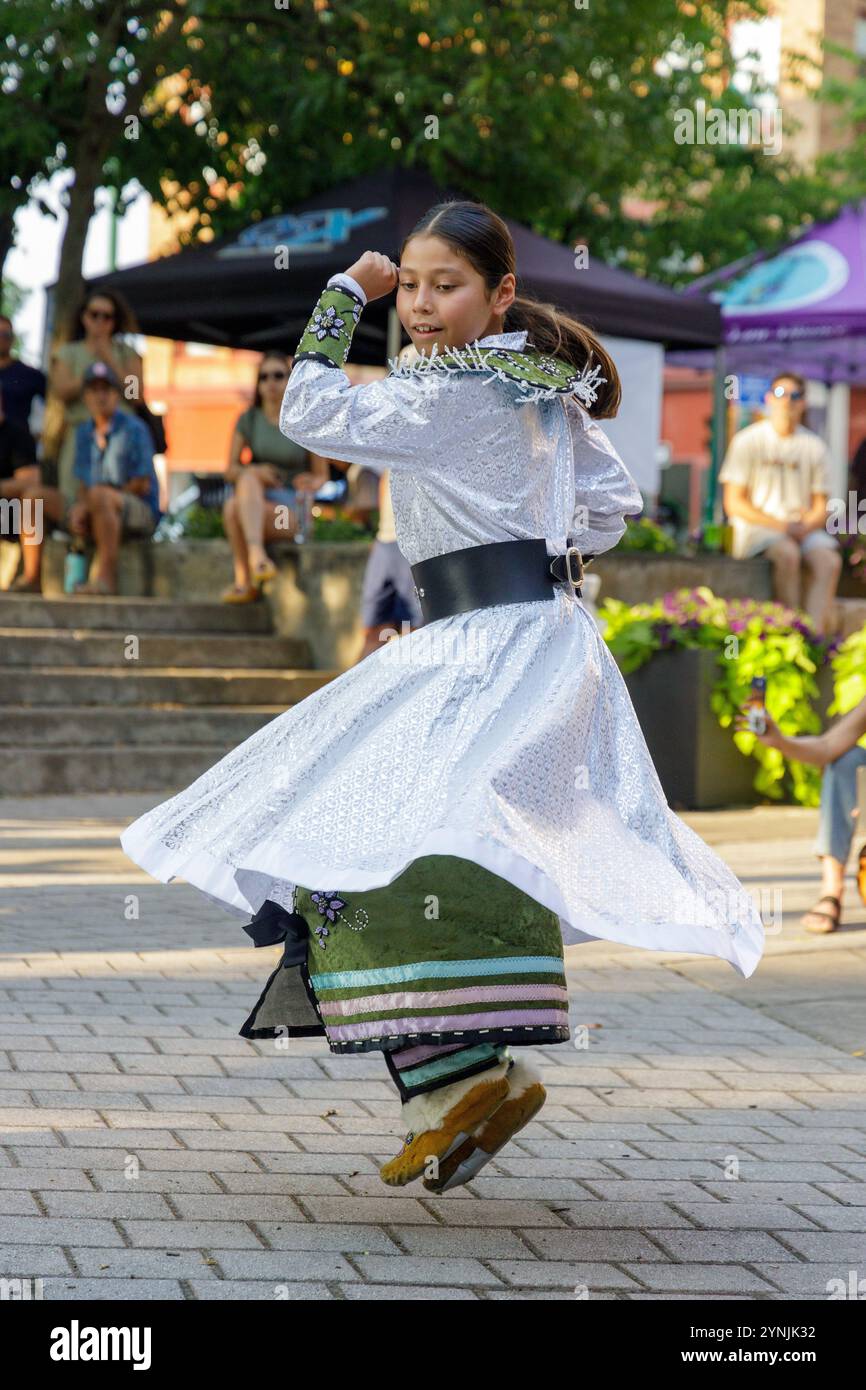 Sana Thomas, Mohawk, fait une démonstration de Smoke Dance d'une femme dans le centre-ville de Syracuse, New York. Banque D'Images