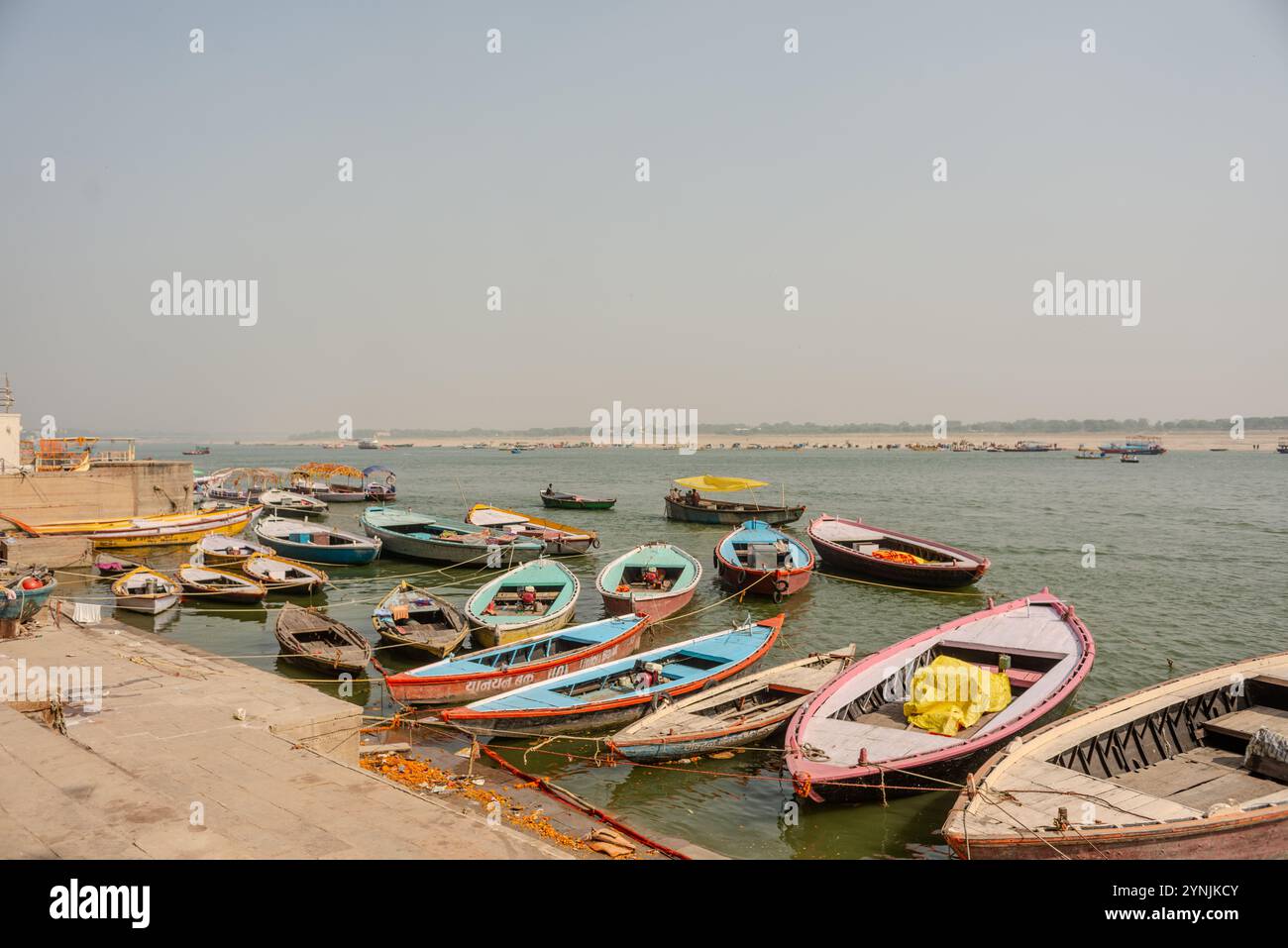 Varanasi aussi Benares, Banaras, Kashi est une ville sur le fleuve Gange dans le nord de l'Inde qui a une place centrale dans les traditions de pèlerinage, la mort Banque D'Images