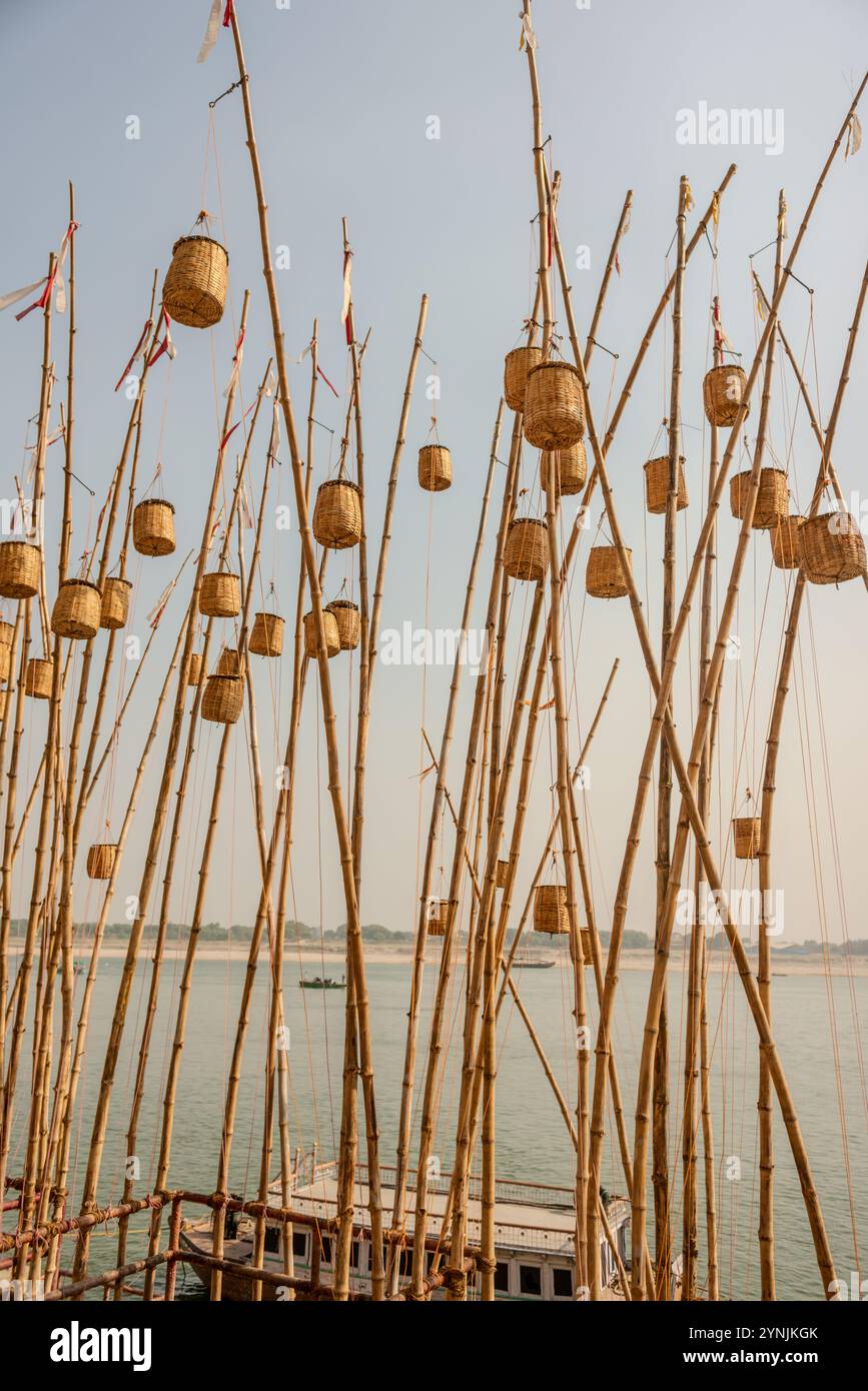 Varanasi aussi Benares, Banaras, Kashi est une ville sur le fleuve Gange dans le nord de l'Inde qui a une place centrale dans les traditions de pèlerinage, la mort Banque D'Images