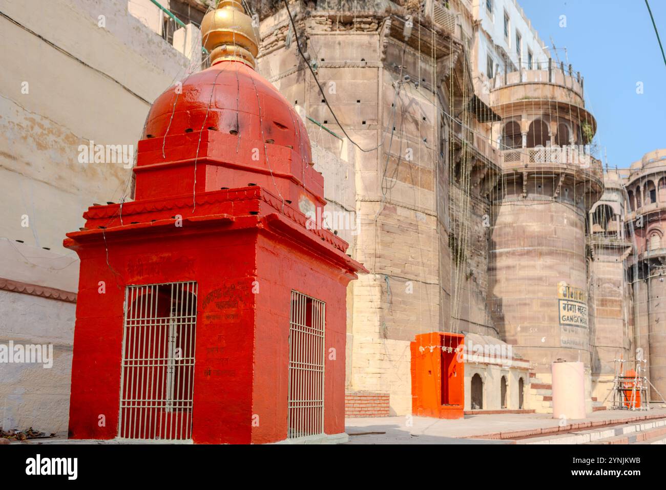 Varanasi aussi Benares, Banaras, Kashi est une ville sur le fleuve Gange dans le nord de l'Inde qui a une place centrale dans les traditions de pèlerinage, la mort Banque D'Images