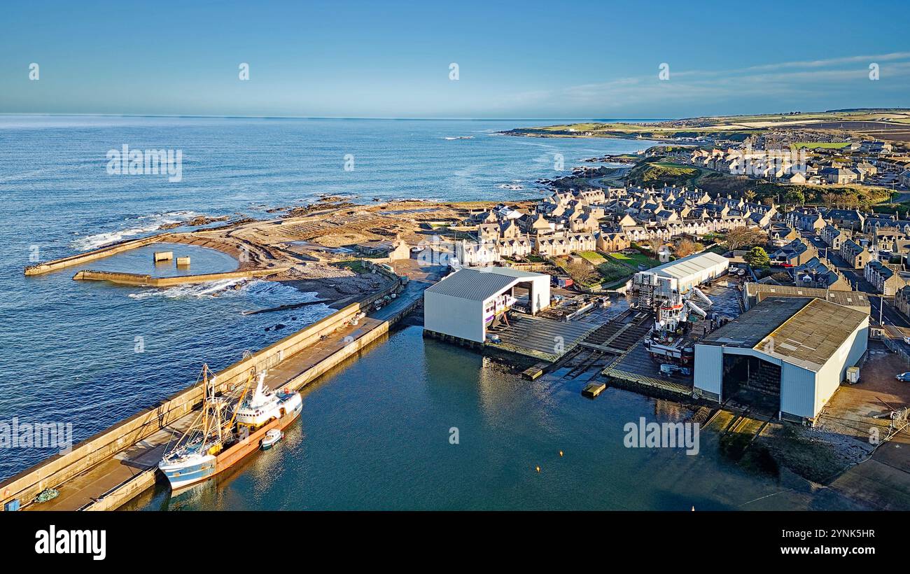 Buckie Harbour Scotland vue sur le chantier naval et le vieux port Rathburn Street et les maisons d'Ianstown Banque D'Images