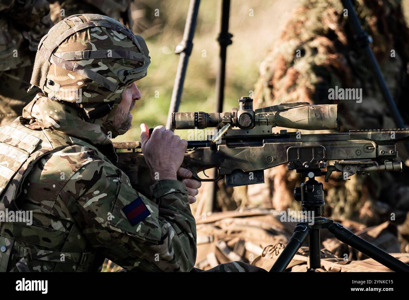 Le prince de Galles, colonel des Welsh Guards, tire avec un fusil de tireur d'élite, lors d'une visite au 1er bataillon Welsh Guards à Salisbury Plain, Wiltshire, pour entendre comment ils sont passés du service cérémonial à l'armée de campagne. Date de la photo : mardi 26 novembre 2024. Banque D'Images