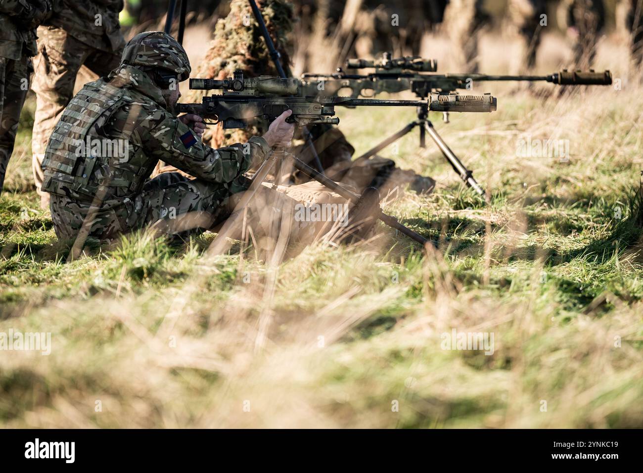 Le prince de Galles, colonel des Welsh Guards, tire avec un fusil de tireur d'élite, lors d'une visite au 1er bataillon Welsh Guards à Salisbury Plain, Wiltshire, pour entendre comment ils sont passés du service cérémonial à l'armée de campagne. Date de la photo : mardi 26 novembre 2024. Banque D'Images