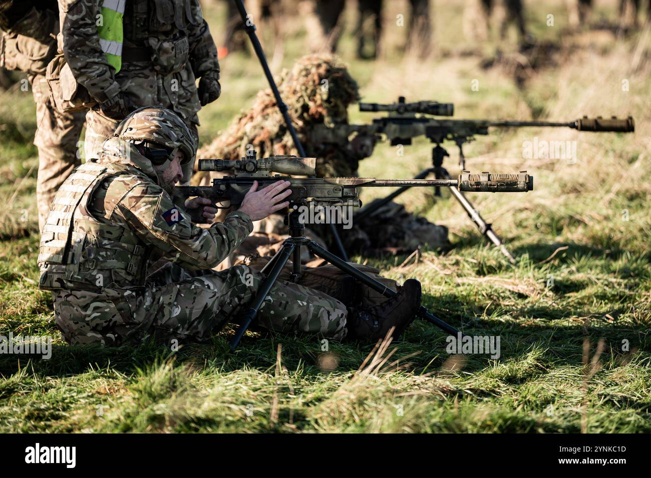 Le prince de Galles, colonel des Welsh Guards, tire avec un fusil de tireur d'élite, lors d'une visite au 1er bataillon Welsh Guards à Salisbury Plain, Wiltshire, pour entendre comment ils sont passés du service cérémonial à l'armée de campagne. Date de la photo : mardi 26 novembre 2024. Banque D'Images