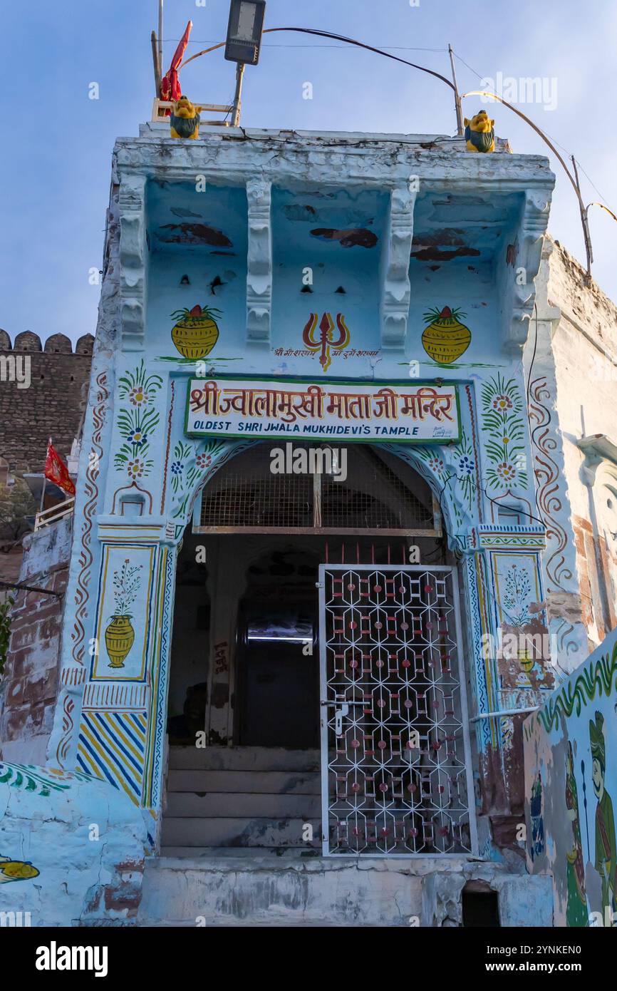 ancien temple avec mur extérieur de fort historique avec ciel bleu clair à la forme du matin l'image d'angle plat est prise au temple jwalamukhi jodhpur rajastha Banque D'Images