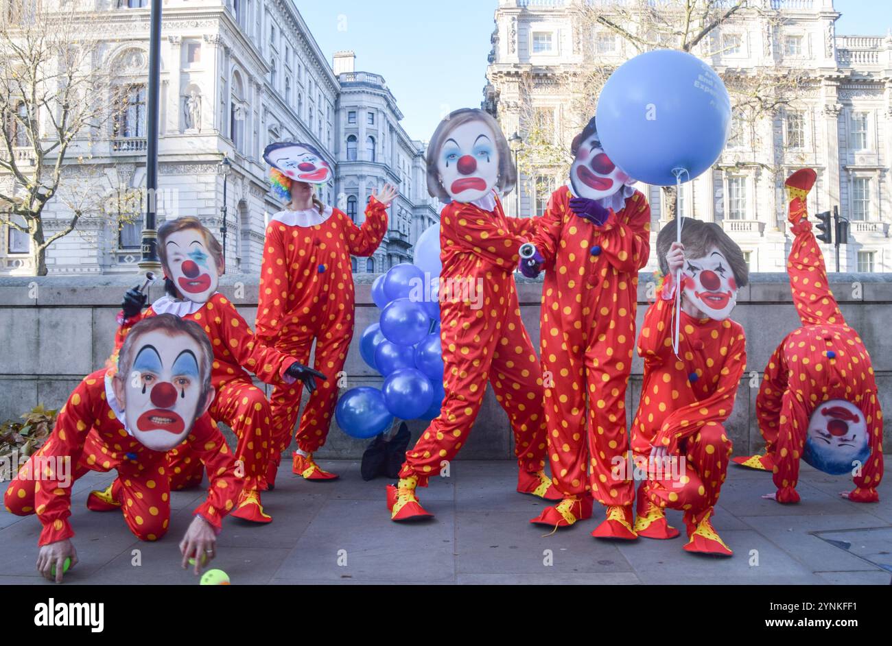 Londres, Royaume-Uni. 26 novembre 2024. Les militants de PETA (People for the Ethical Treatment of Animals) habillés en clowns et portant les masques des anciens premiers ministres britanniques Gordon Brown, David Cameron, Tony Blair, Boris Johnson, Rishi Sunak, Liz Truss et Theresa May organisent une manifestation devant Downing Street, appelant le premier ministre actuel Keir Starmer à cesser de « clowner » et à mettre fin aux expériences animales. Crédit : SOPA images Limited/Alamy Live News Banque D'Images