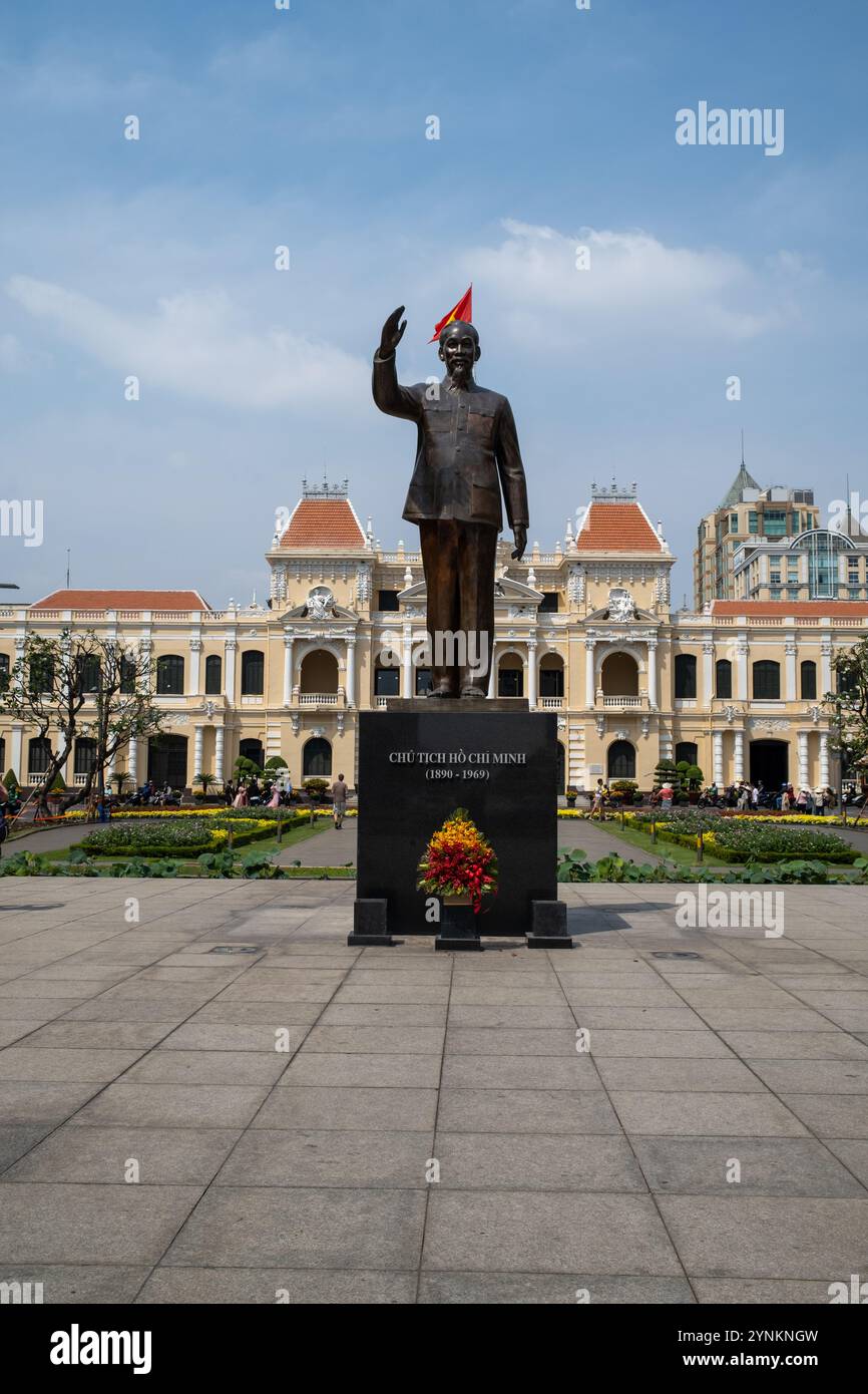 Statue de Ho Chi Minh devant l'ancien Hôtel de ville Haotel de ville à Ho Chi Minh ville Vietnam Banque D'Images